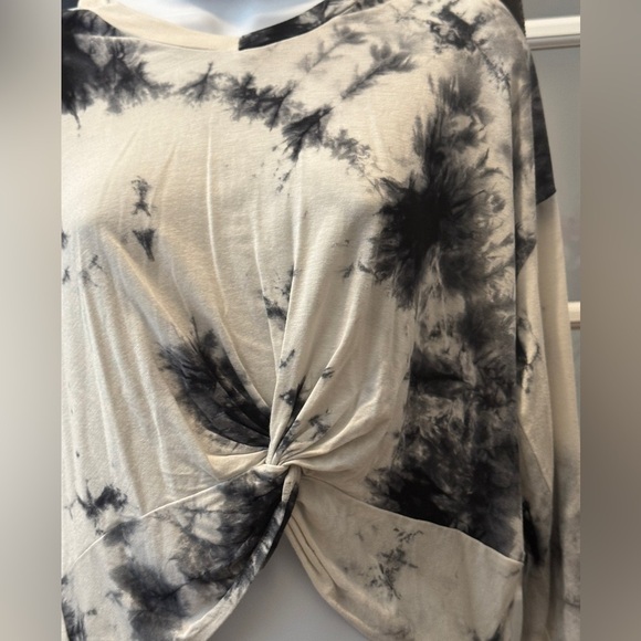 Women’s long sleeve black and white twisted shirt. Size large. - Picture 3 of 5